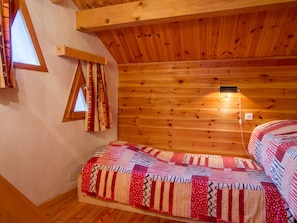 2 bedrooms, iron/ironing board, WiFi