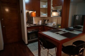Apartment, 1 Bedroom, Non Smoking | Private kitchen | Fridge, microwave, oven, stovetop - H Aparts Santa Beatriz (Santiago)