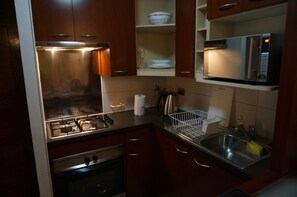 Apartment, 1 Bedroom, Non Smoking | Private kitchen | Fridge, microwave, oven, stovetop - H Aparts Santa Beatriz (Santiago)
