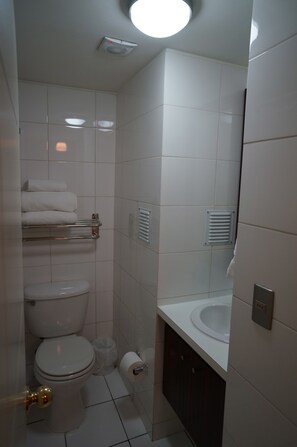 Apartment, 1 Bedroom, Non Smoking | Bathroom | Combined shower/tub, free toiletries, hair dryer, towels - H Aparts Santa Beatriz (Santiago)