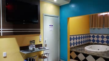 Frigobar, escrivaninha, cortinas blackout, quartos à prova de som