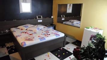 Frigobar, escrivaninha, cortinas blackout, quartos à prova de som