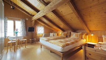 Comfort tweepersoonskamer (6) | 1 slaapkamer, hypoallergeen beddengoed, donsdekens, een bureau
