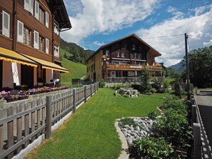 Front of property - Esthers Guesthouse (Gimmelwald)