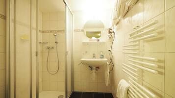 Apartamento tradicional, cocina, vistas a la montaña (A) | Baño | Ducha, secador de pelo, zapatillas y toallas