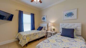 Luksushus, 4 soverom, privat basseng (3 Bathrooms - Beachy Keen) | 4 soverom og strykejern/-brett