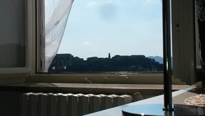 A room with a window overlooking a cityscape. - La Terrazza di Laurino (Laurino)