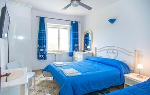 Schreibtisch, Verdunkelungsvorhänge, kostenloses WLAN, Bettwäsche