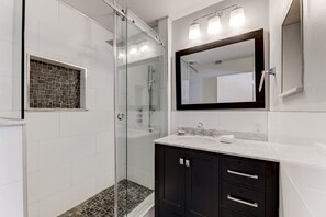 Badewanne, Haartrockner, Handtücher, Shampoo