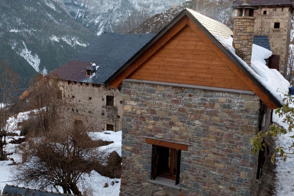 Casa Rural Albana Pyrenees in the heart of Chisten