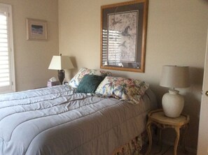 2 bedrooms, desk, iron/ironing board, WiFi