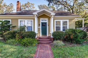 ハウス ベッド (複数台) (Nick's Place) | 施設の正面