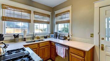 House, Multiple Beds (Nick's Place) | Private kitchen | Fridge, microwave, oven, stovetop