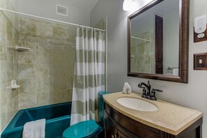 House, Multiple Beds (Nick's Place) | Bathroom | Combined shower/tub, free toiletries, hair dryer, towels - Nick's Place (Jacksonville)