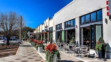 Nhà, nhiều giường (Nick's Place) | Hiên