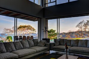 ラグジュアリー ハウス 4 ベッドルーム プライベートプール オーシャンビュー | リビング エリア | スマートテレビ