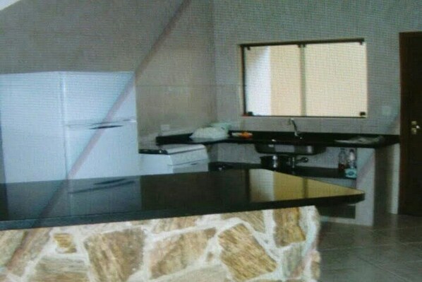 Refrigerador, parrilla de estufa y utensilios de cocina 