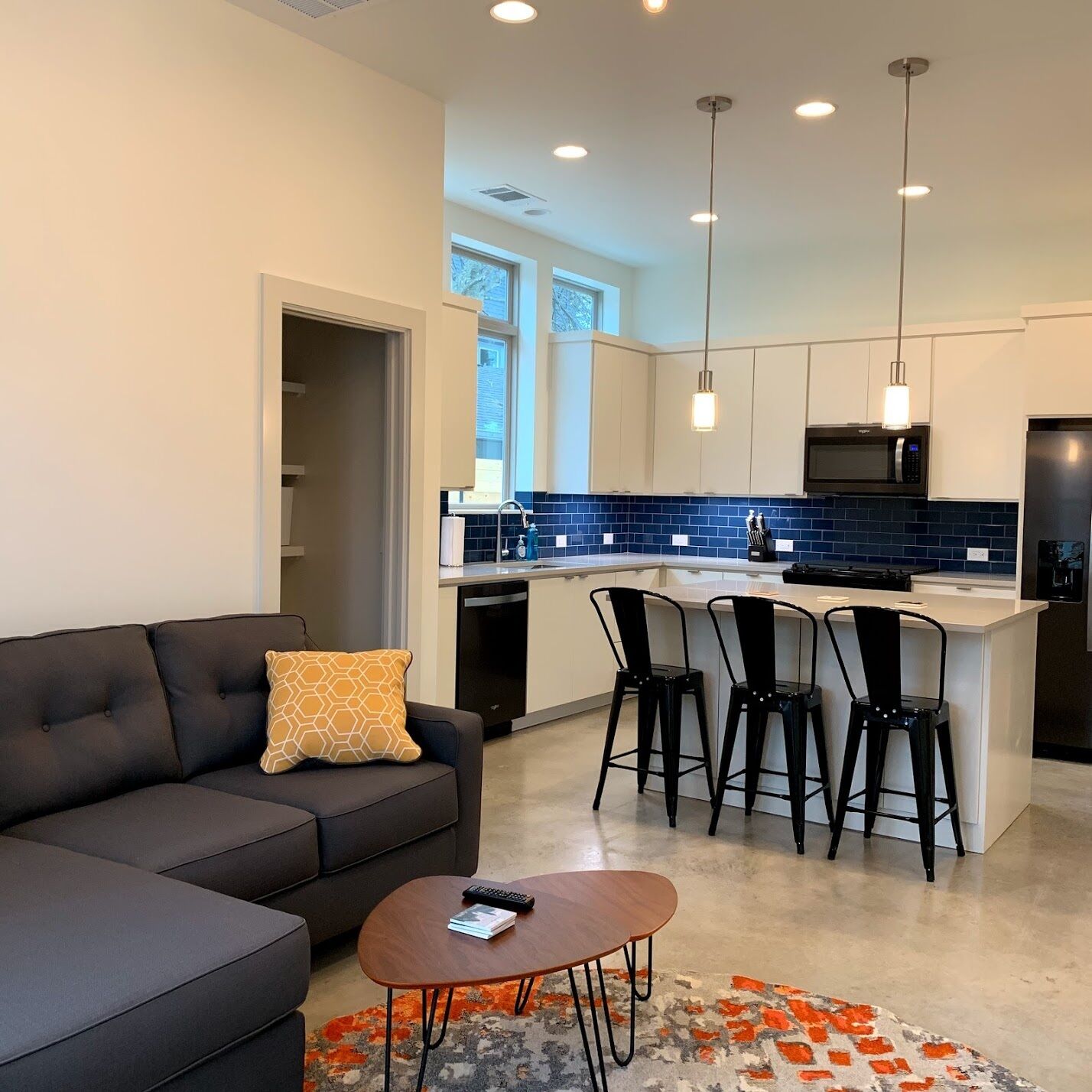 Unwind at the East Austin Villa - 6 Full Suites and 2 Private Yards