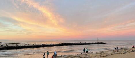 På stranden og solsenger