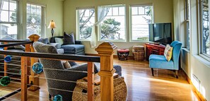 Smart TV, DVD player, video library - Ocean View-Dog Friendly-7 mi. of Sand-Open Concept (Yachats)