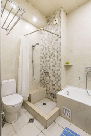 Sèche-cheveux, serviettes fournies, papier toilette