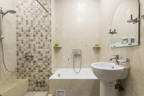 Secadora de cabello, toallas, papel de baño 