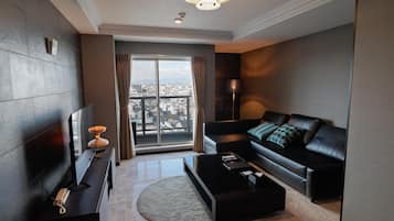 TV de tela plana, lareira