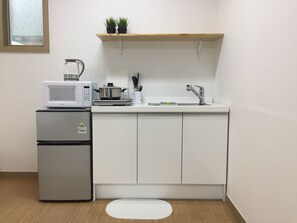 Standard Room | Private kitchen | Fridge, microwave, stovetop, electric kettle