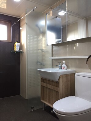 Standard Room | Bathroom | Shower, free toiletries, hair dryer, towels