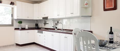Refrigerador, microondas, placa de cocina, cafetera/tetera