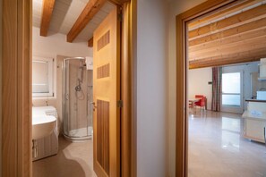 Douche, sèche-cheveux, bidet, serviettes fournies