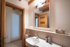 Dusche, Haartrockner, Bidet, Handtücher