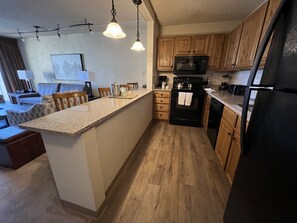 冷蔵庫、電子レンジ、オーブン、コンロ