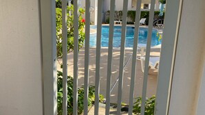 Un espace piscine clos, offrant une vue dégagée sur la piscine et la végétation environnante.