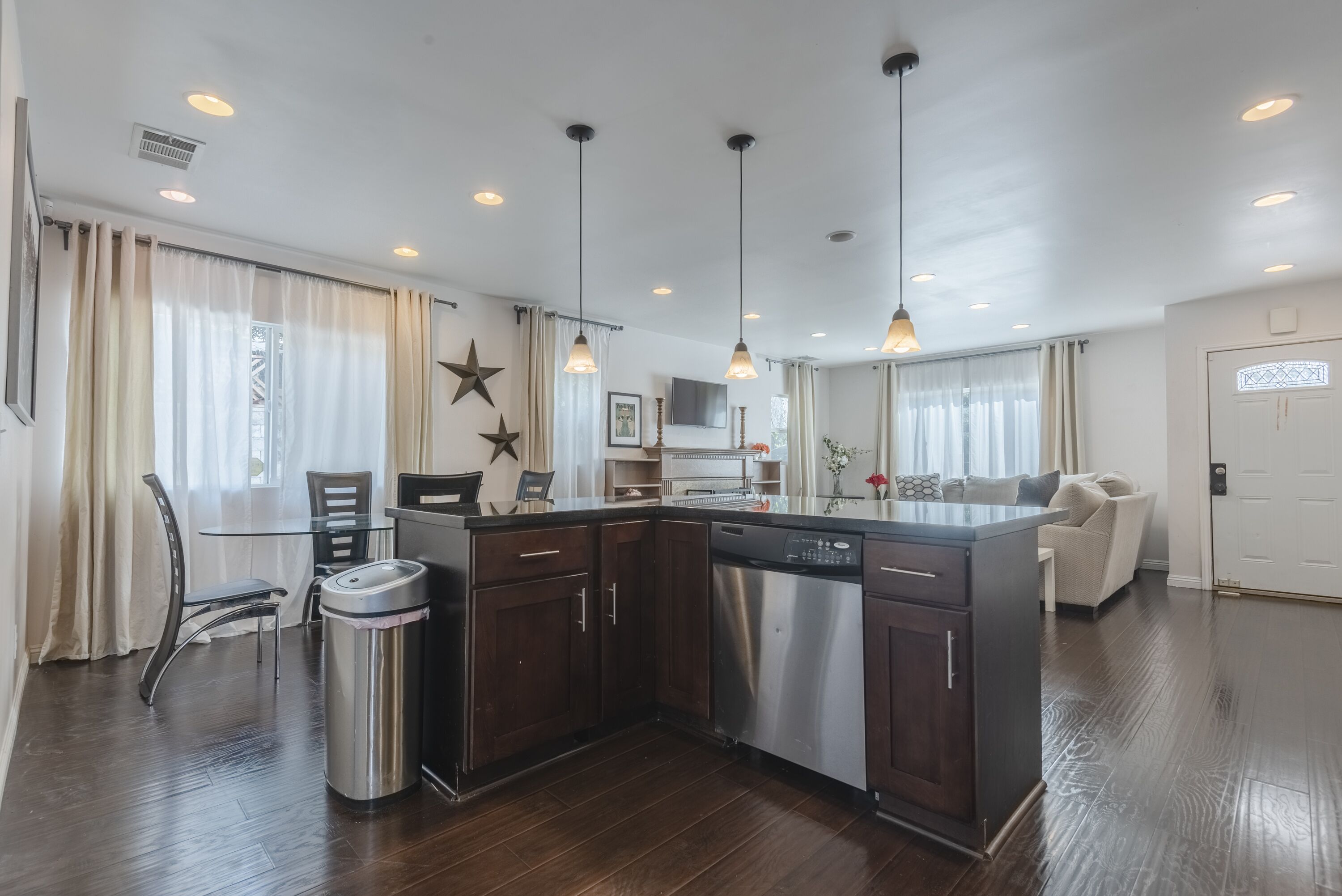 Stunning 3-bedroom cottage – Mountain view and close to Old Town Pasadena.