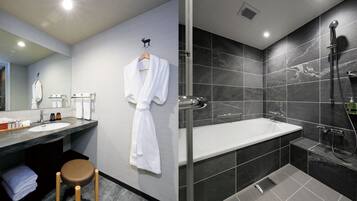 Une salle de bain moderne avec un grand miroir, une baignoire blanche et un espace douche.