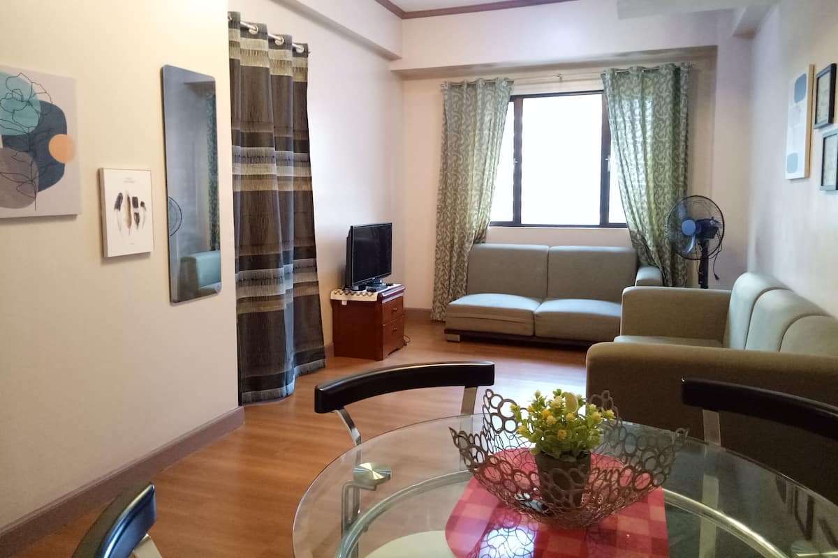 Chic 1BR-BGC Center n/Burgos Circle/St. Lukes | 2 bedrooms, WiFi, bed sheets