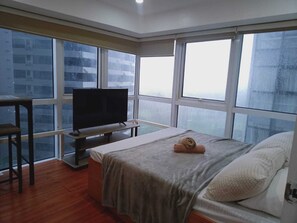 Design Suite, 2 Bedrooms, Golf View - Forbes Park Area BGC (Makati)