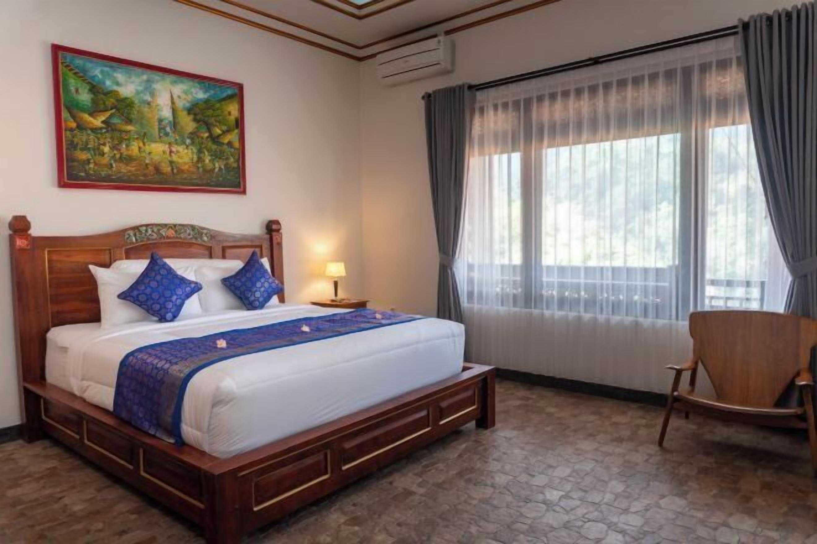 Sengetøy av topp kvalitet, minibar og safe på rommet