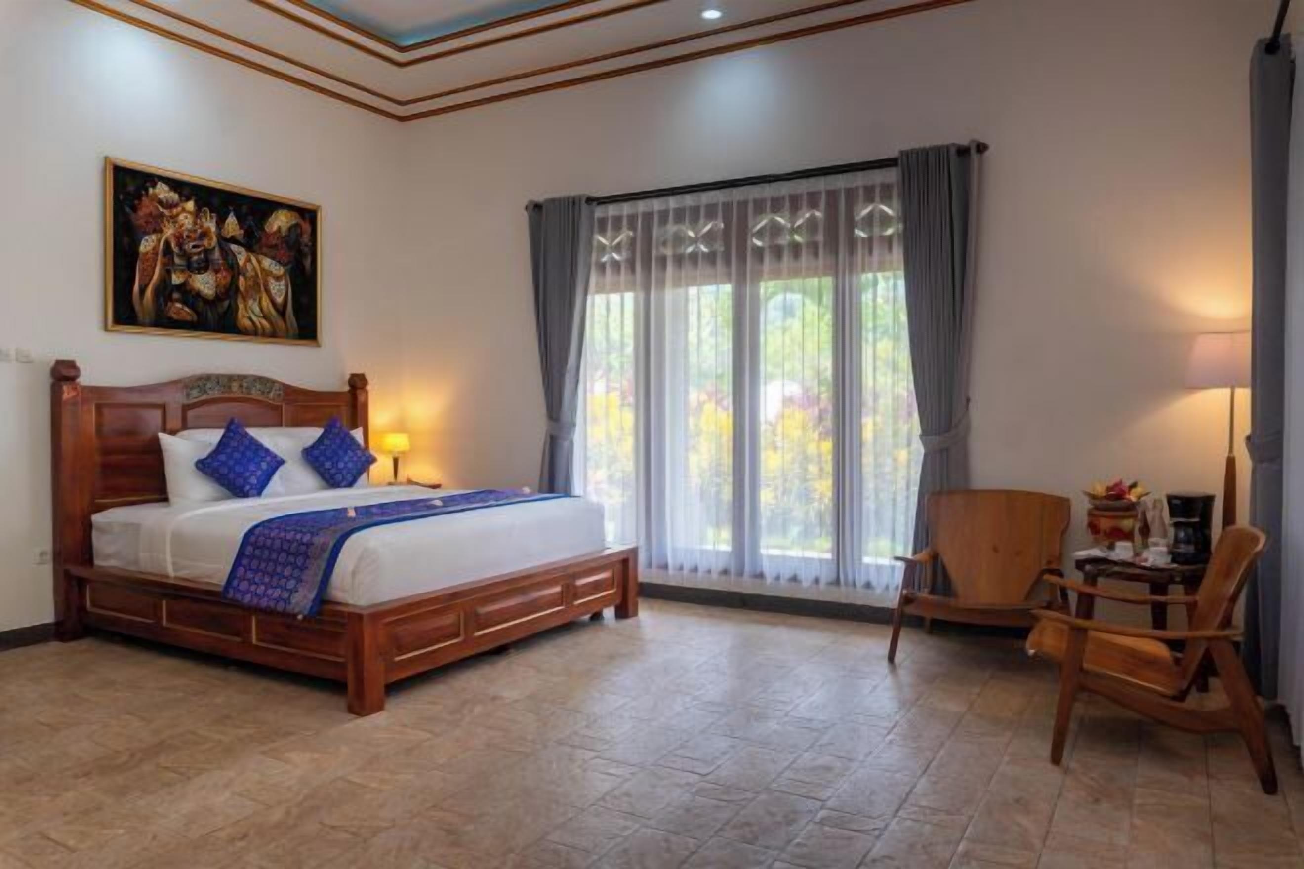 Sengetøy av topp kvalitet, minibar og safe på rommet