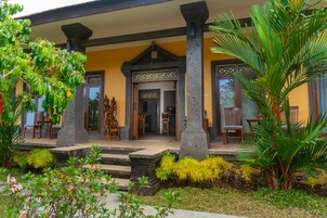 Lion Villa, 2 Bedrooms, Hill Landscape | 阳台景观