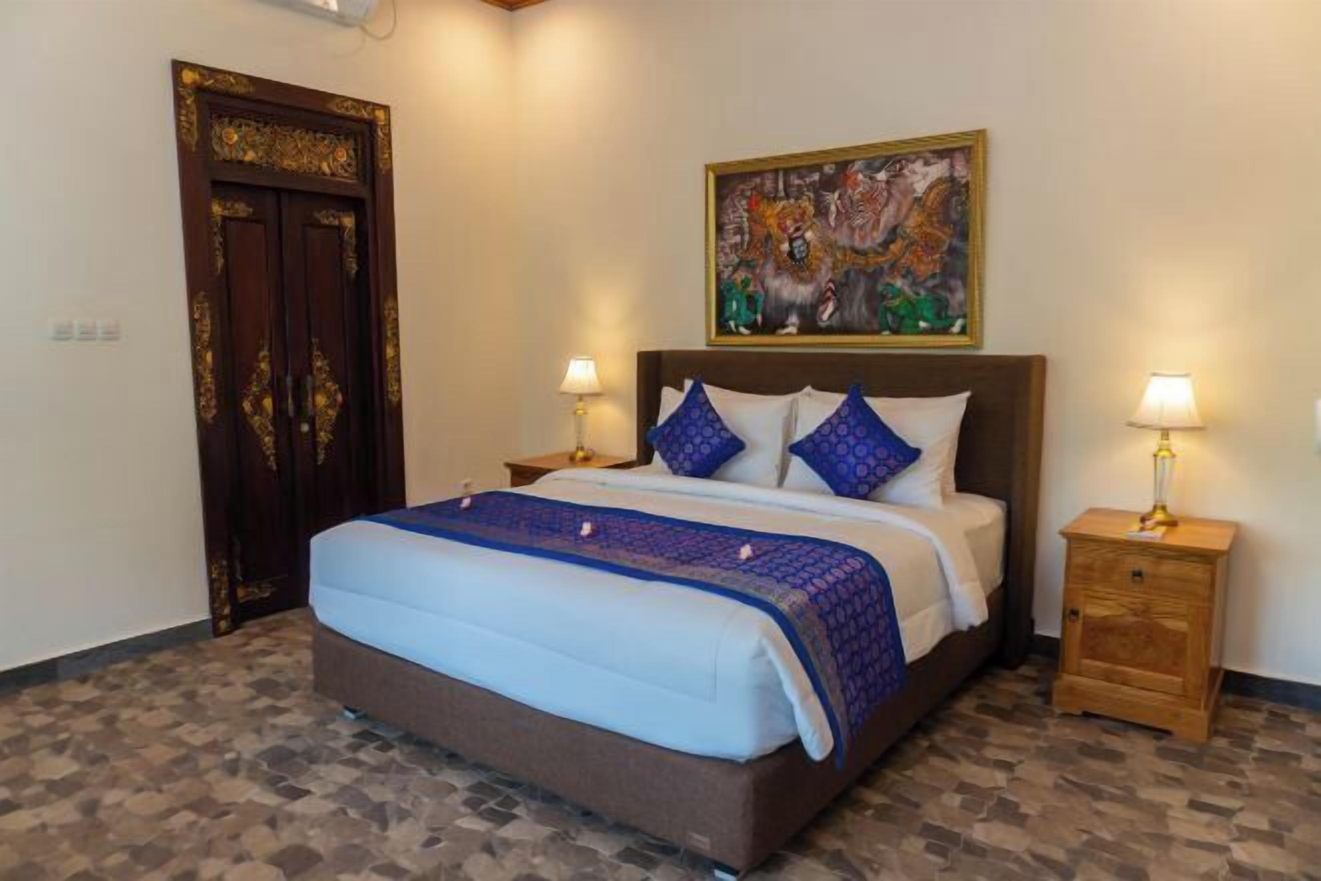 Sengetøy av topp kvalitet, minibar og safe på rommet