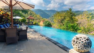 Hồ bơi ngoài trời
