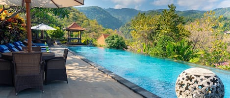 Una piscina al aire libre