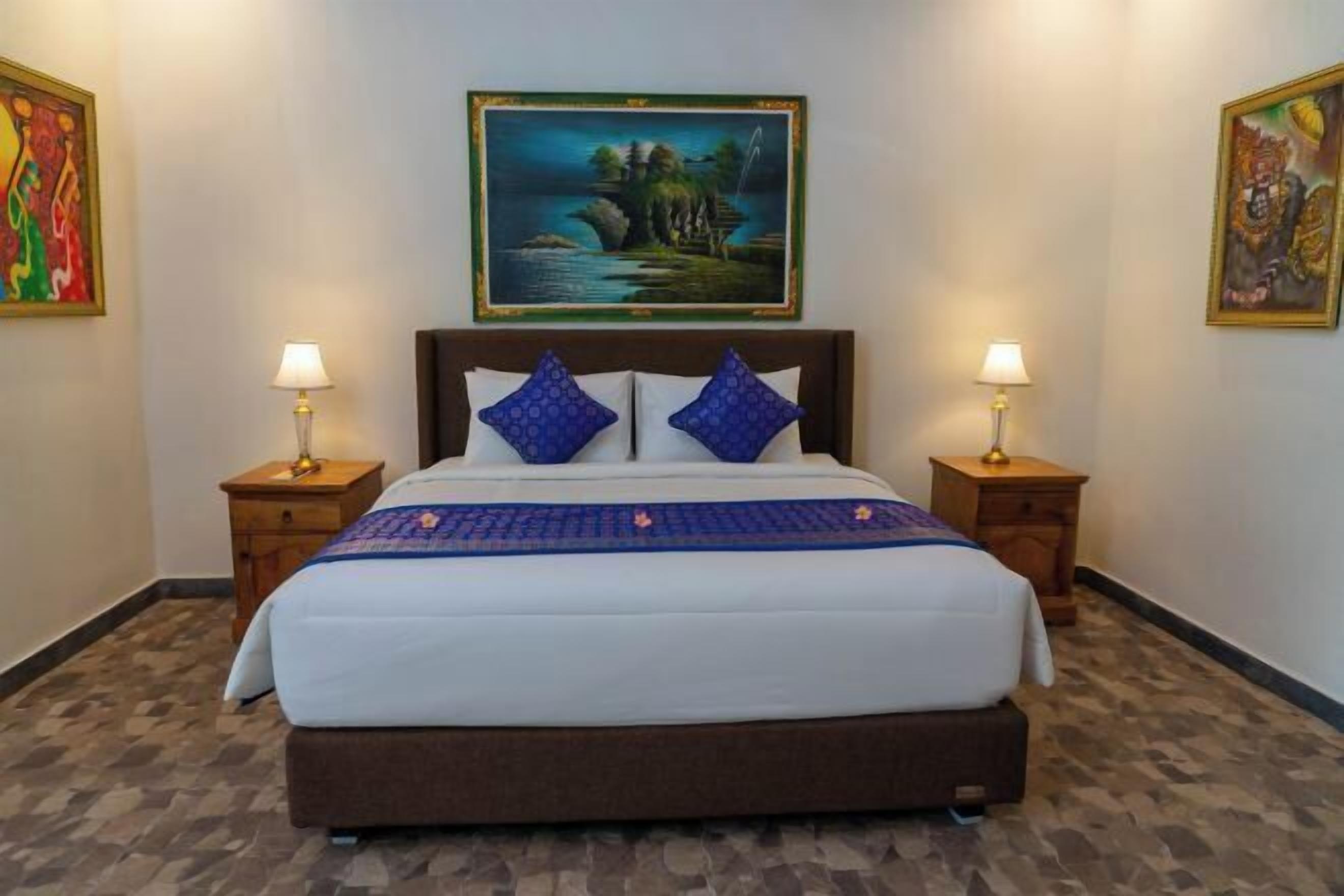 Sengetøy av topp kvalitet, minibar og safe på rommet