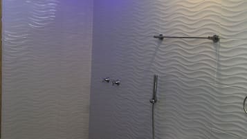 Bungalow Deluks, Beberapa Tempat Tidur, Bebas Asap Rokok, pemandangan halaman | Kamar mandi | Shower, perlengkapan mandi gratis, pengering rambut, dan handuk