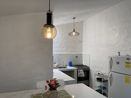 Refrigerador, horno, arrocera, utensilios de cocina