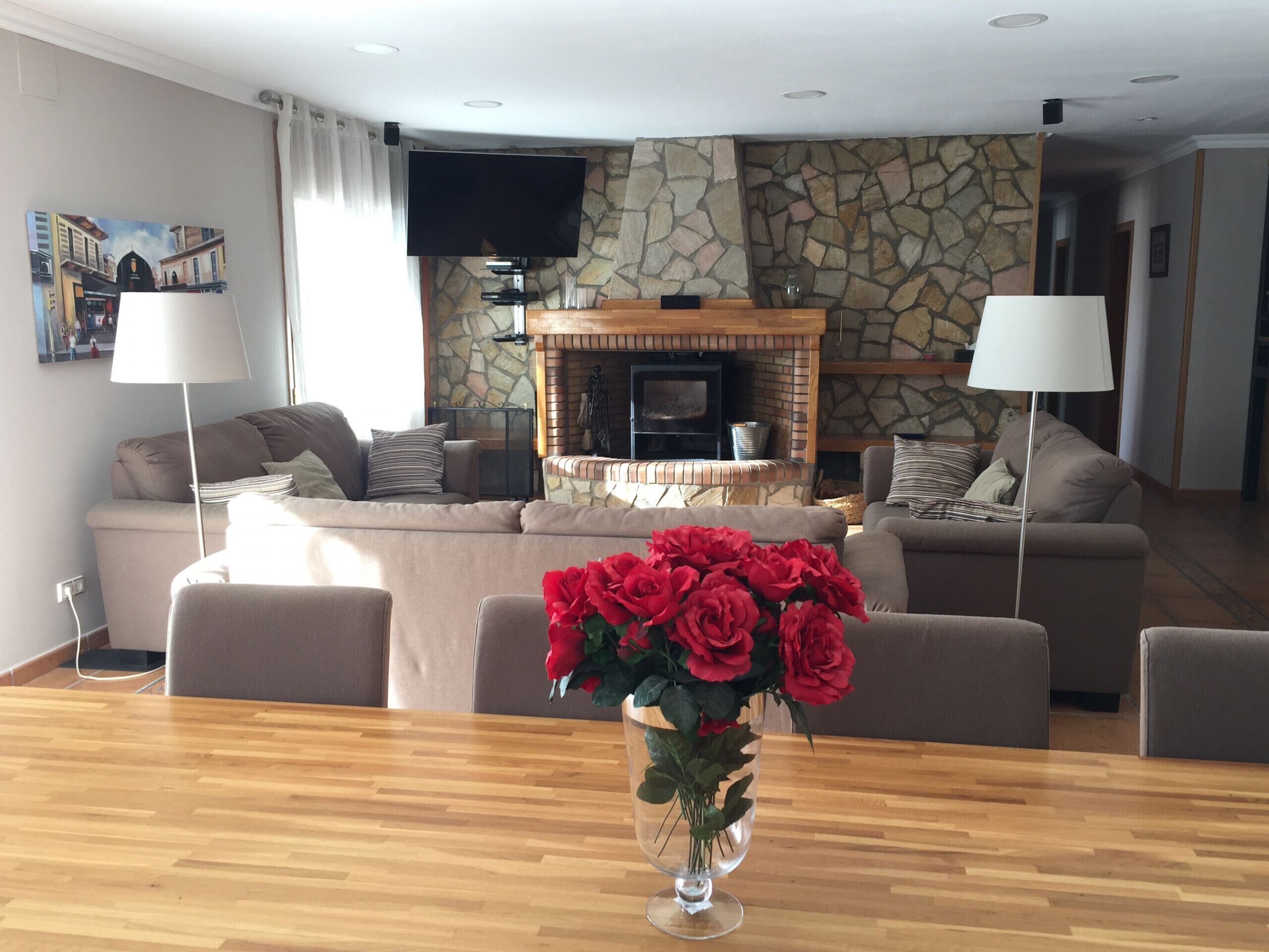 Televisie, een open haard en een dvd-speler