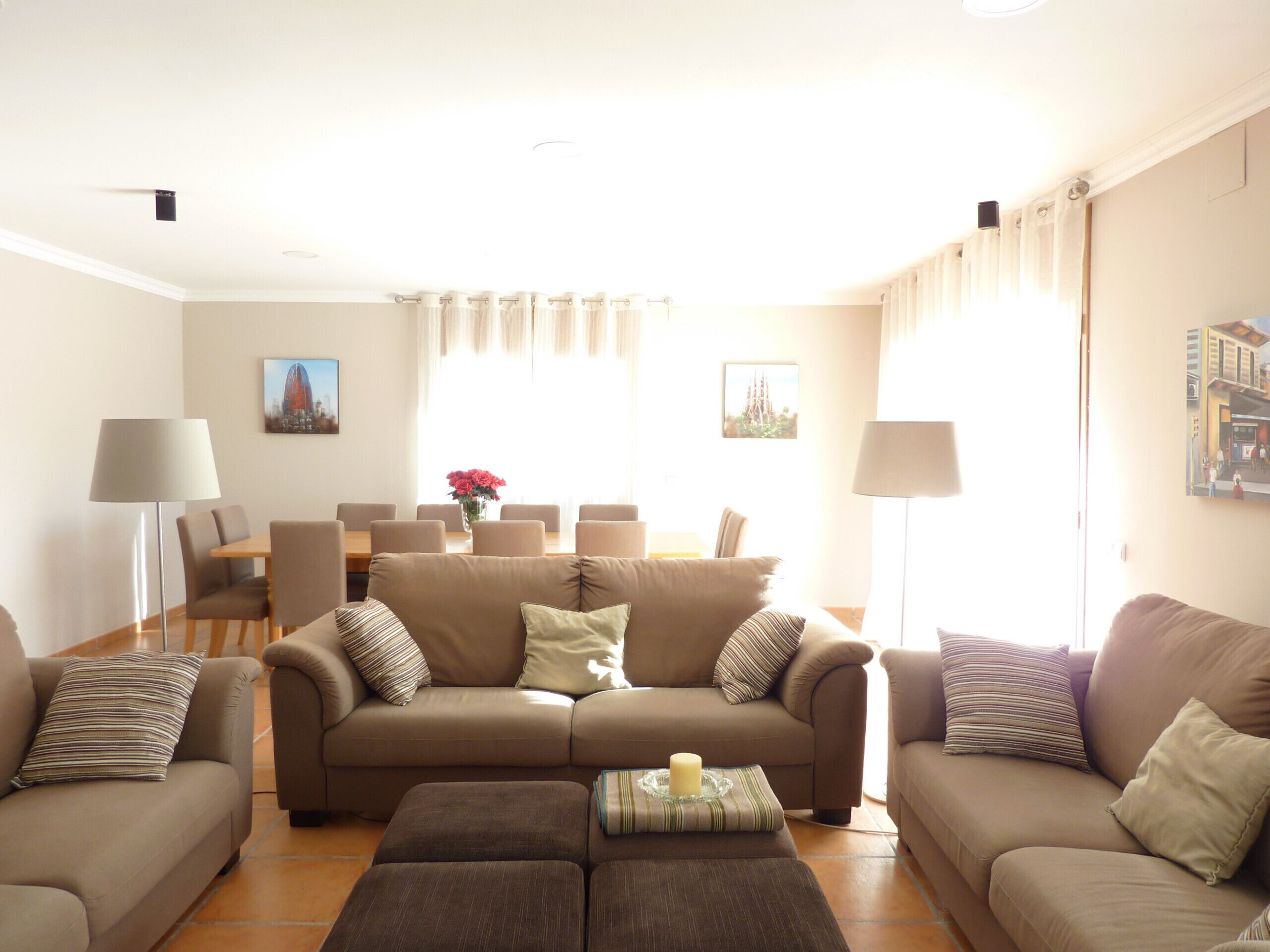 Televisie, een open haard en een dvd-speler