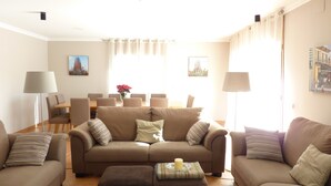 Una sala de estar con un sofá, una mesa de centro y un comedor con sillas y una mesa.